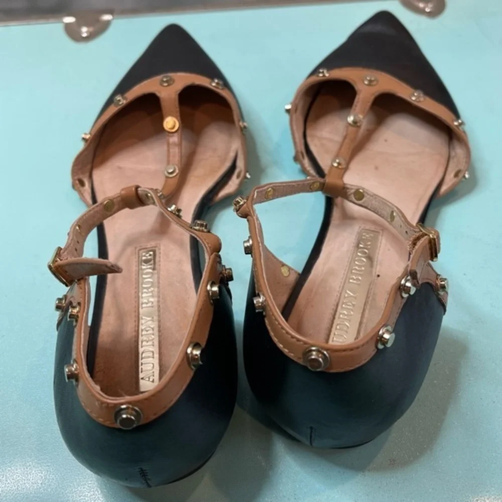 Audrey‎ Brooke ‘NIKKI’ Black/Tan Leather Gold Studded Flats size 8 M